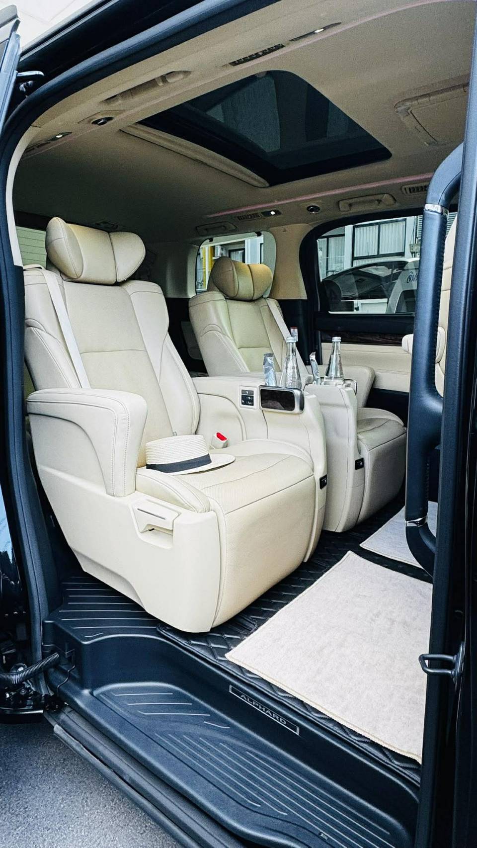 ห้องโดยสารจริง เบาะ VIP Captain Seat และ Moonroof