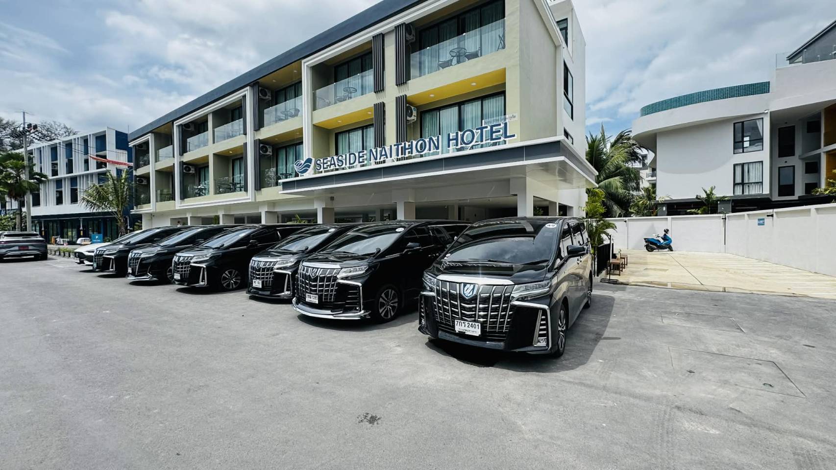 ขบวนรถ Alphard จริง หน้าโรงแรมริมทะเลภูเก็ต