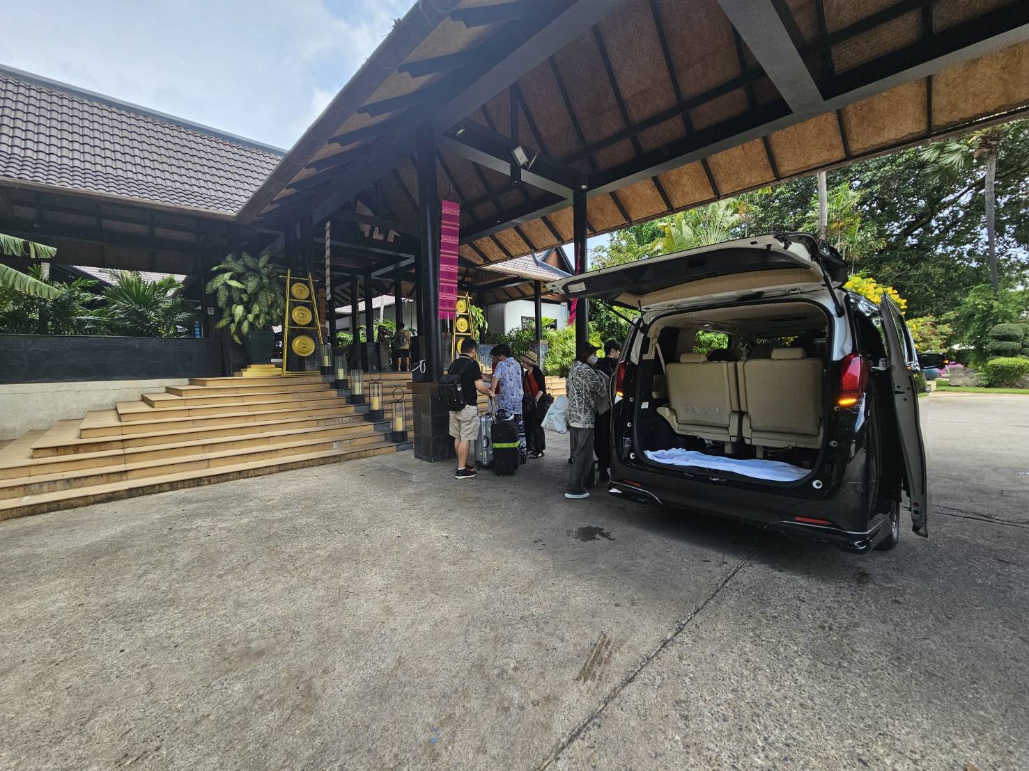 Resort Drop-Off & Luggage Space