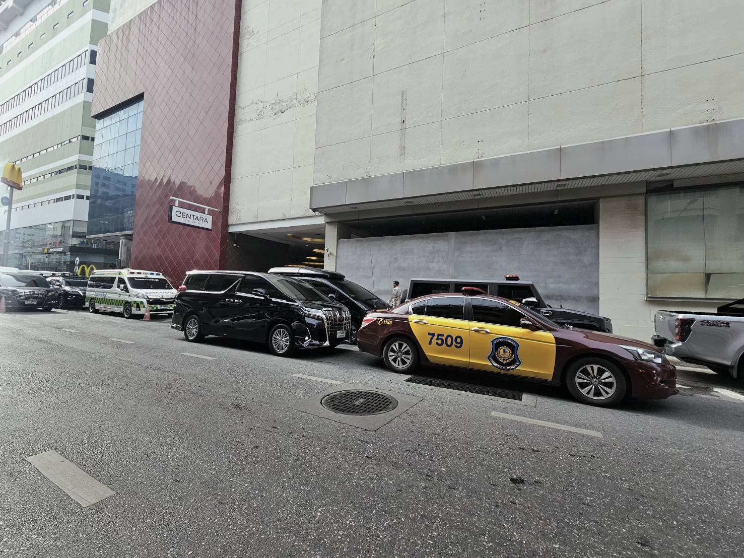 VVIP escorted convoy at hotel